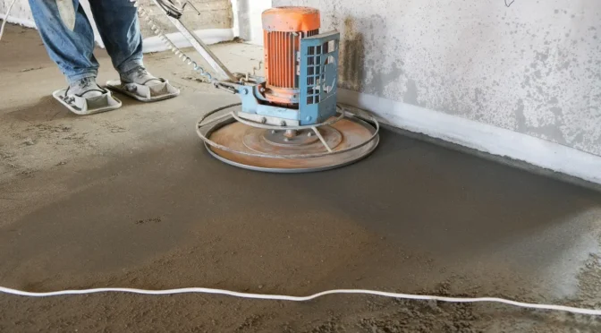 wyrównywanie świeżo wylanej posadzki betonowej