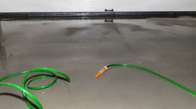 zraszanie świeżej wylewki podłogowej wodą